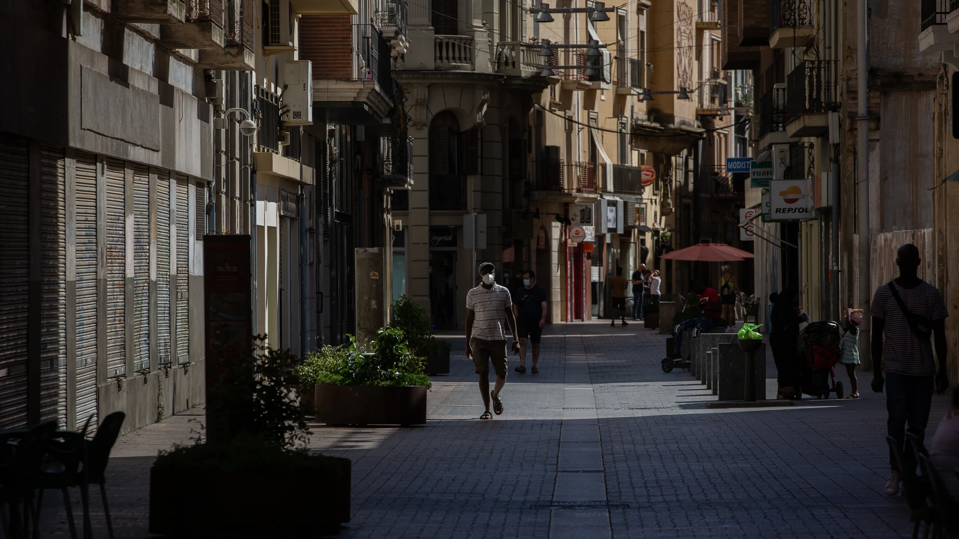 Varias personas caminan por una calle del centro de Lleida, capital de la comarca del Segrià, en Lleida, Catalunya (España)David Zorrakino / Europa Press
