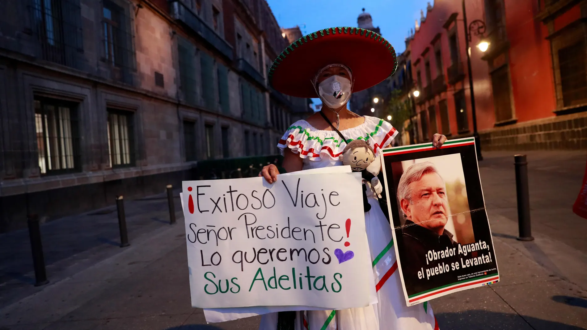Simpatizantes de López Obrador le desean buen viaje
