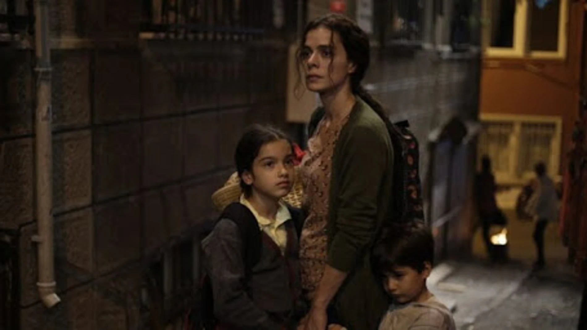 Özge Özpirinçci, la protagonista de «Mujer», junto a sus hijos en la ficción