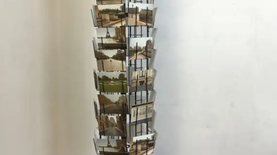 Anna Malagrida y Mathieu Pernot París confinado 2020. 60 postales franqueadas en junio de 2020 / expositor original de un quiosco parisino. Cortesía de los artistas (Mathieu Pernot Anna Malagrida).