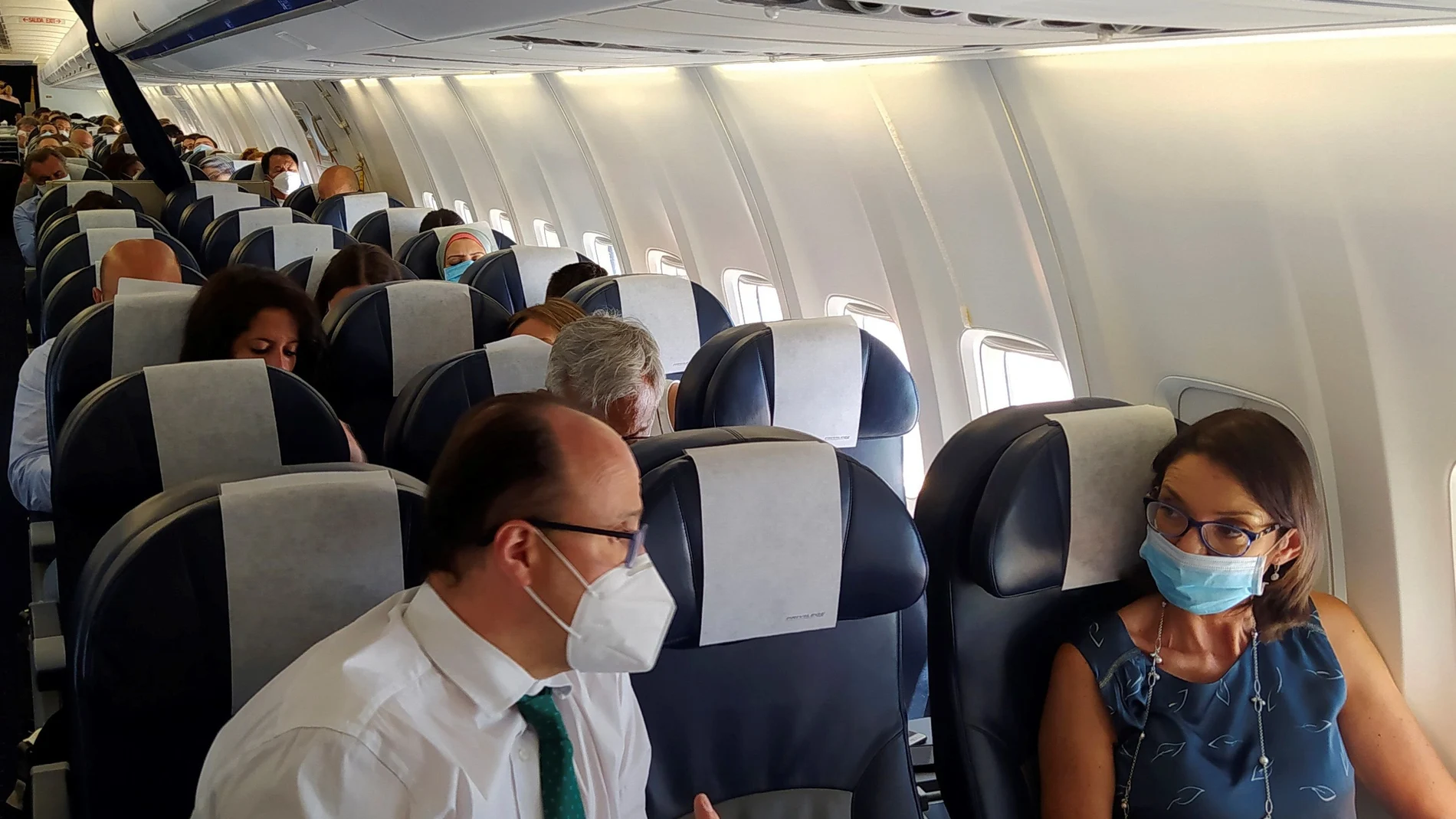 La ministra de Industria, Comercio y Turismo, Reyes Maroto (d), conversa con su director de Gabinete, Juan Ignacio Díaz Bidart (i), durante su viaje de ayer a Las Palmas de Gran Canaria