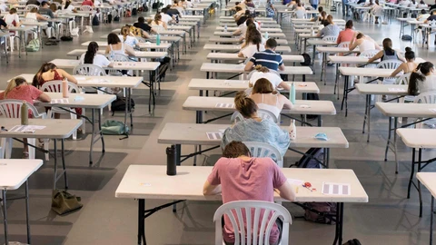 Cientos de estudiantes realizan el examen de la prueba de acceso a la Universidad, EBAU, en el Recinto Ferial de Mahón, Menorca este martes