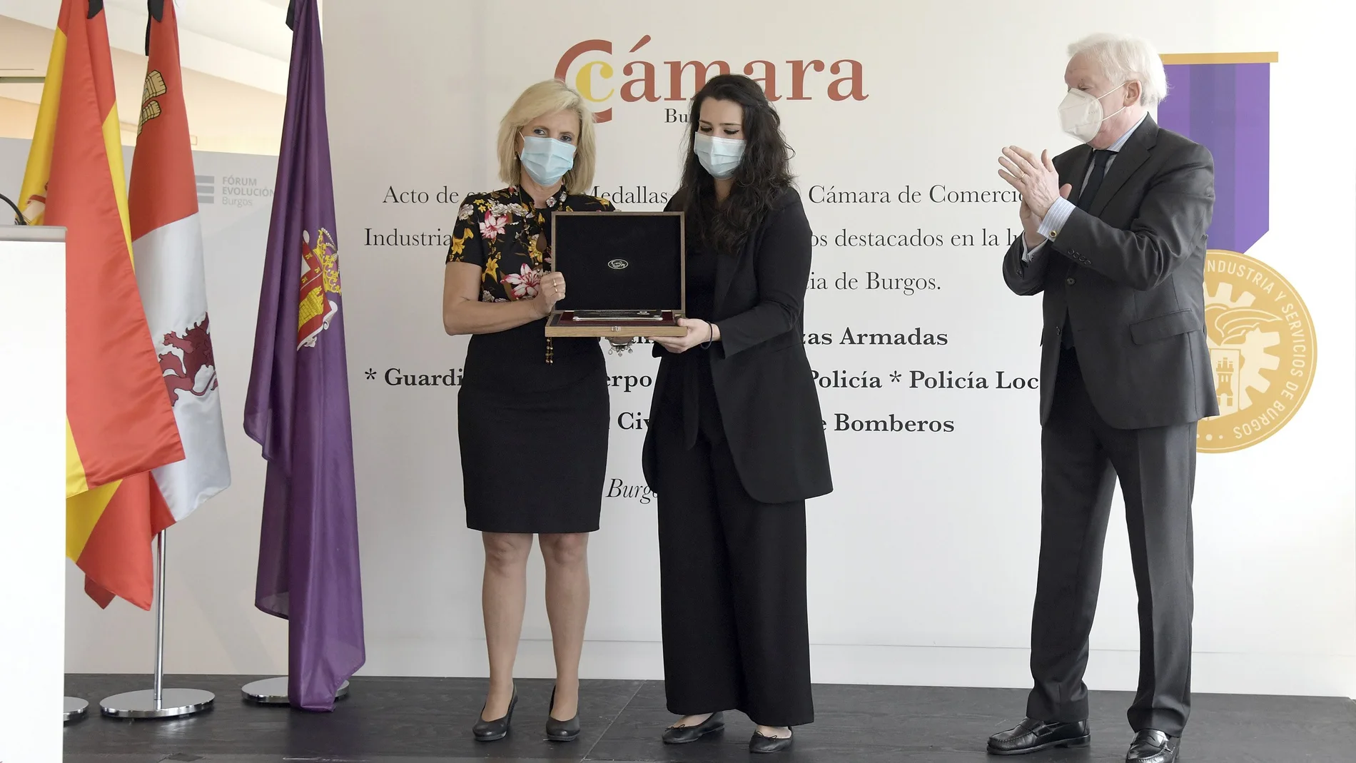 La consejera de Sanidad, Verónica Casado, entrega una de las distinciones en el acto de homenaje a los que han luchado cara a cara contra el virus, en presencia de Méndez Pozo