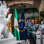 El presidente de la Junta de Andalucía, Juanma Moreno, inaugura la primera de las esculturas de homenaje que Andalucía dedica a los profesionales sanitarios y al resto de personas que luchan contra el Covid-19
