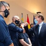 El presidente de la Generalitat, Ximo Puig, saluda a los capitanes del CD Castellón. Puig ha recibido a una representación del club con motivo del Play Off de ascenso a Segunda División que disputarán a partir del 18 de Julio en Málaga
