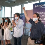 El secretario general de Podemos y vicepresidente segundo del Gobierno Pablo Iglesias, Pablo Iglesias (1d); el secretario general de Podemos Galicia y candidato de Galicia en Común-Anova a la presidencia de la Xunta de Galicia, Antón Gómez-Reino (2d), y los candidatos por A Coruña al Parlamento gallego Luca Chao (3i), Martinho Noriega (1i) e Inés Cebreiro (2i)
