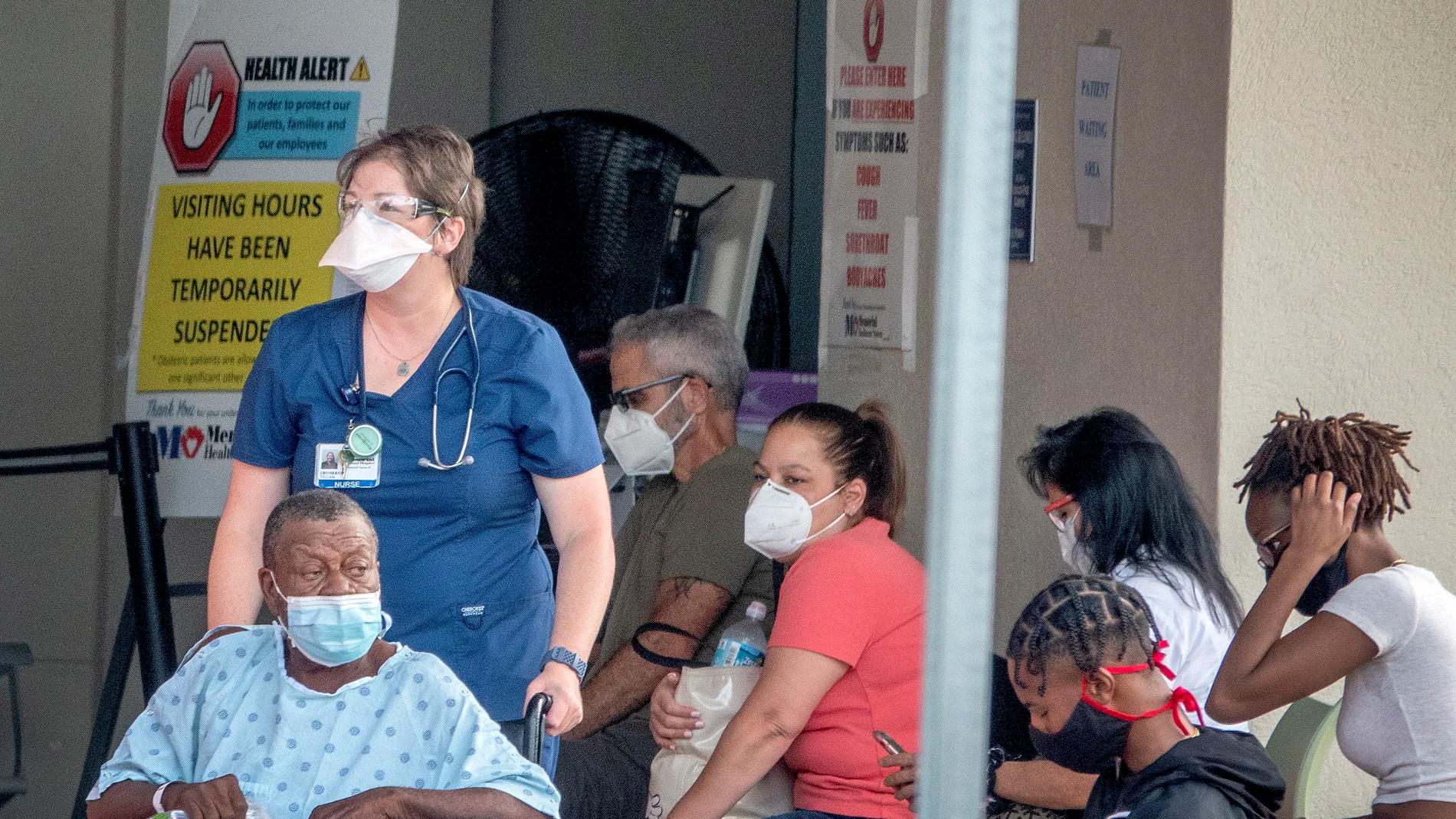 Pacientes con mascarillas hacen cola en un hospital de Florida