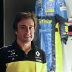 El piloto Fernando Alonso posa este miércoles junto a una de sus antiguas equipaciones en el museo que tiene en el municipio asturiano de Llanera