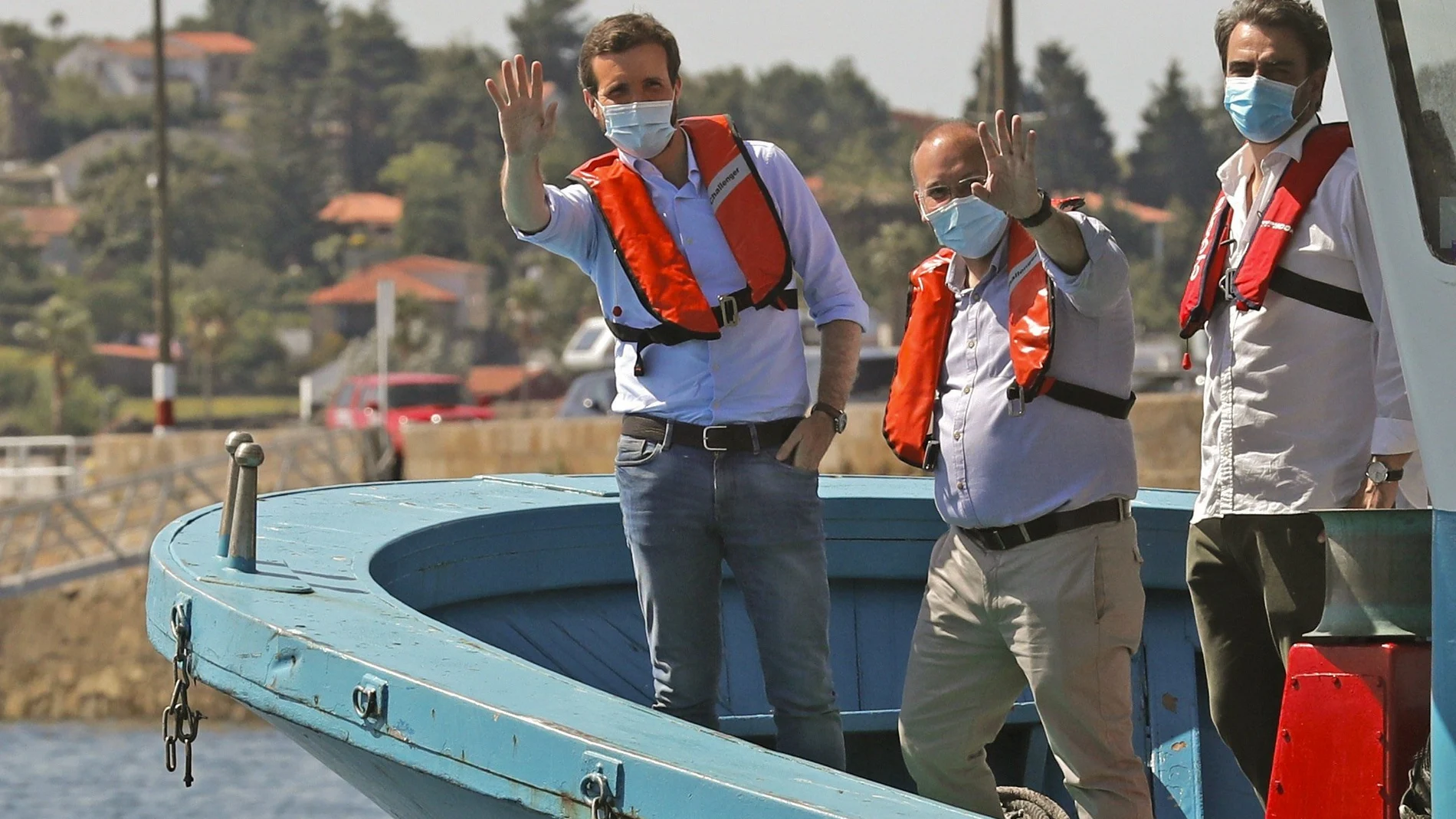 El presidente del Partido Popular, Pablo Casado, abordo de un barco "bateeiro" en la Ría de Arousa