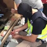 Agentes de la Policía Nacional, en el marco de una operación contra el tráfico desarrollada en Dos Hermanas. POLICÍA NACIONAL