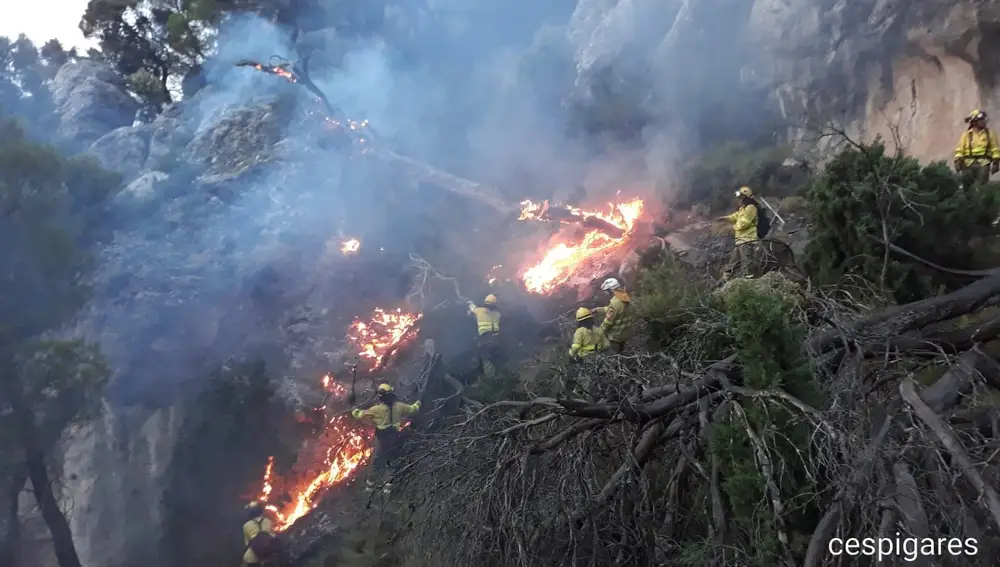 Bomberos forestales en el incendio de Quesada