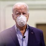 Democratic U.S. presidential candidate and former Vice President Joe Biden wears a protective face mask as he tours the assembly line at McGregor Industries, a metal works plant that manufactures stairs and stair railings in Dunmore, Pennsylvania, U.S., July 9, 2020. REUTERS/Tom Brenner