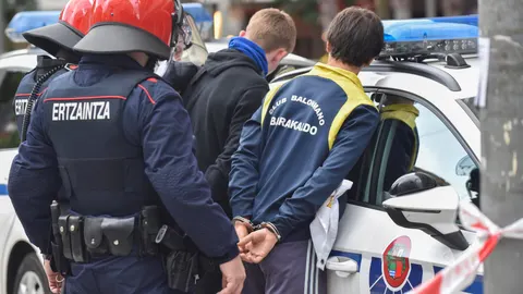 Agentes de la Ertzaintza detienen a dos jóvenes en la Plaza Bide Onera de Barakaldo (Vizcaya) por las protestas durante un acto de Vox en una imagen de archivo