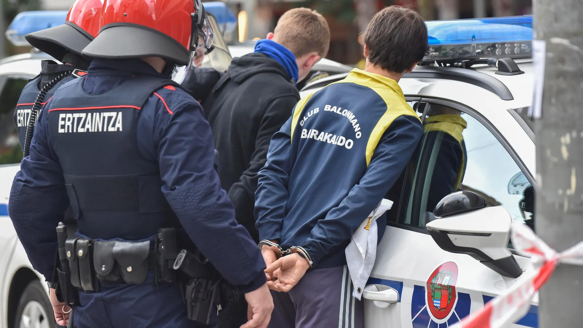 Agentes de la Ertzaintza detienen a dos jóvenes durante los incidentes provocados por el mitin que Vox ha celebrado en la Plaza Bide Onera de Barakaldo (Vizcaya)