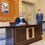 El embajador del Japón firma en el libro de honor de la ciudad de SalamancaEUROPA PRESS09/07/2020