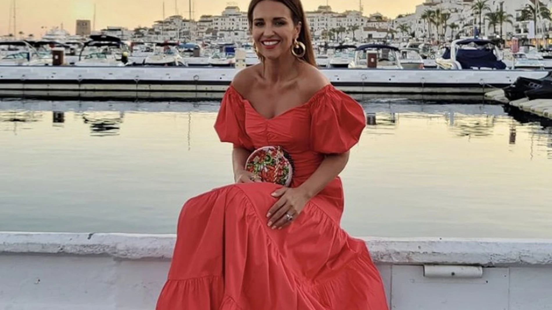 Paula Echevarría apuesta por un conjunto rojo de Mango para disfrutar de la noche en Puerto Banús.