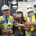 El presidente de la Junta, Juanma Moreno, visitó a las obras de ampliación del bloque logístico de Mercadona en Guadix (Granada)