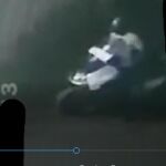 Captura del vídeo en la que se ve a uno de los motoristas que participaron en el crimen