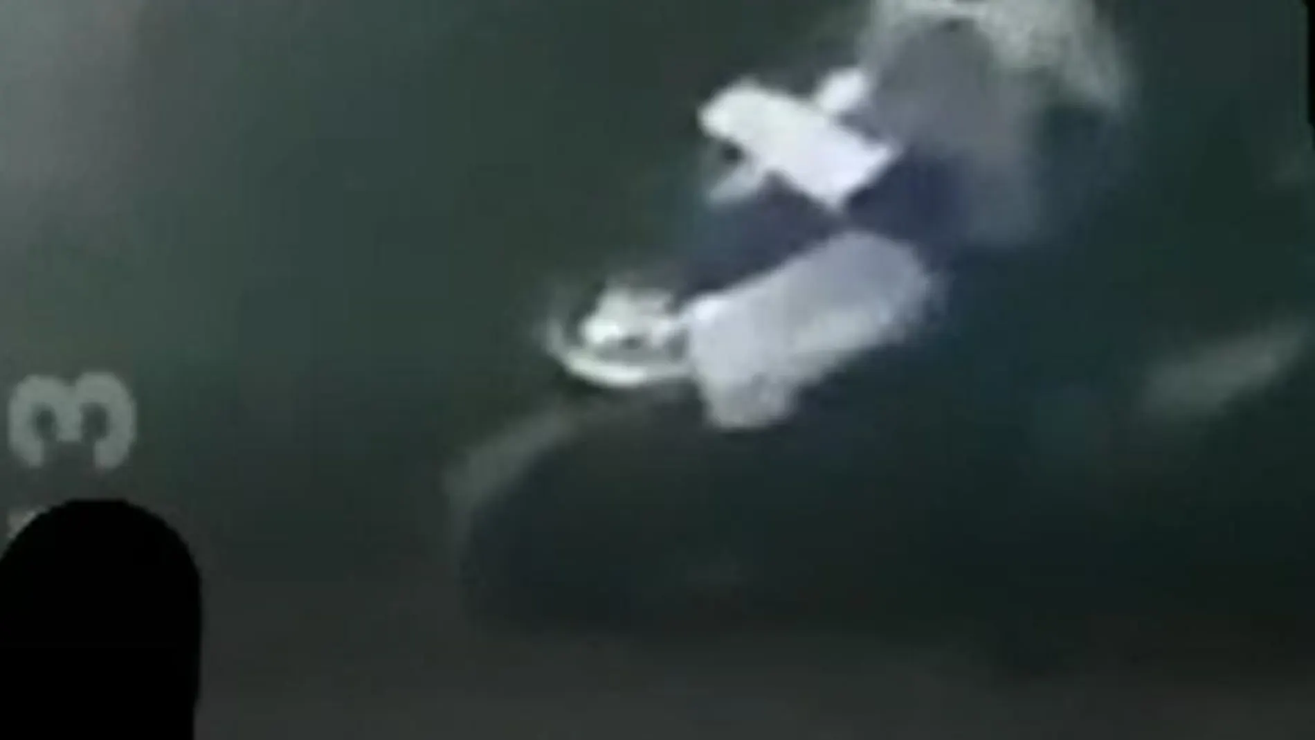 Captura del vídeo en la que se ve a uno de los motoristas que participaron en el crimen
