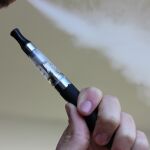 Imagen que muestra a una persona utilizando un vapeador