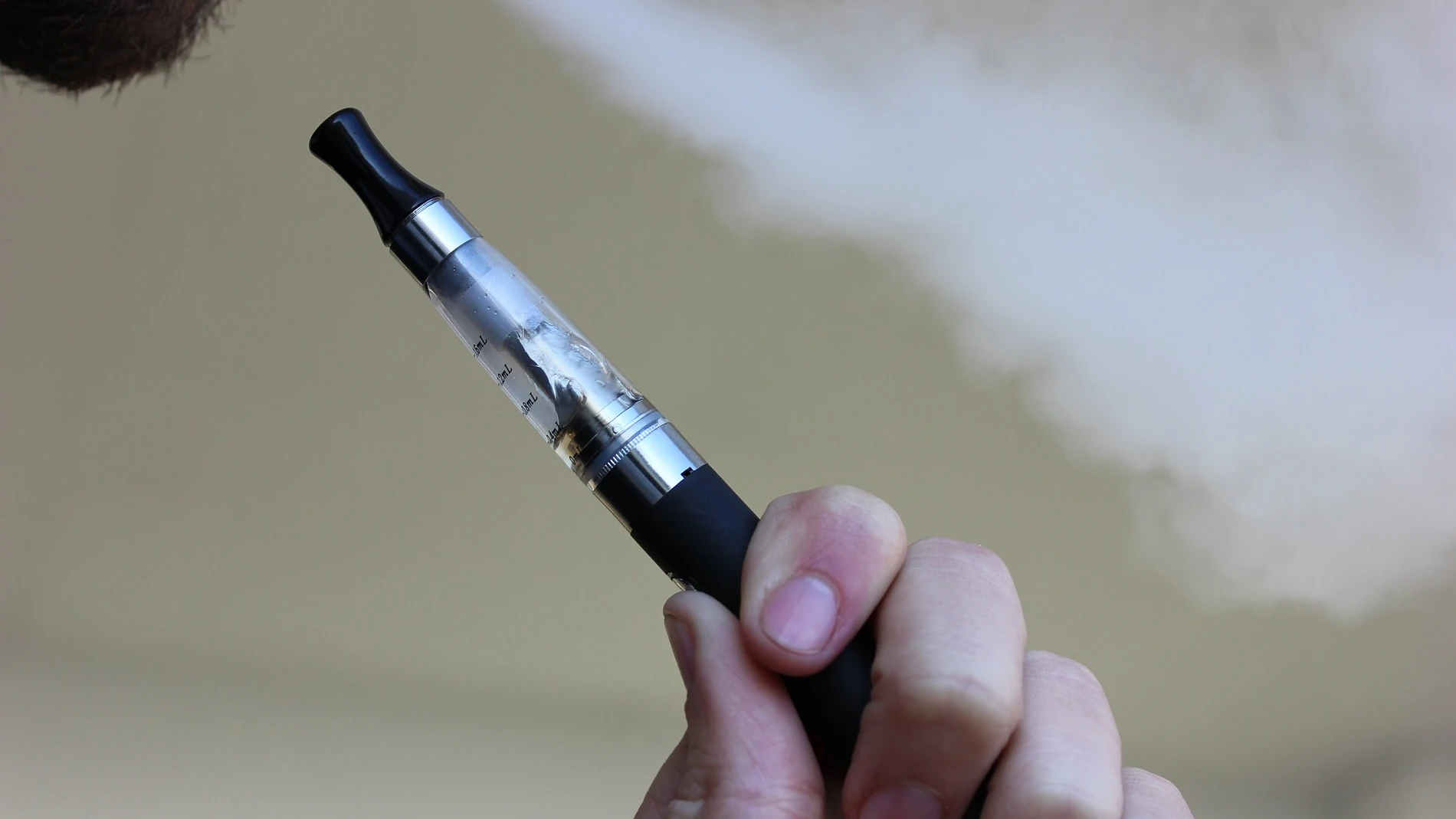 Imagen que muestra a una persona utilizando un vapeador