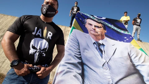 AME1729. BRASILIA (BRASIL), 09/07/2020.- Partidarios del presidente de Brasil Jair Bolsonaro, participan durante una manifestación este jueves a favor del gobierno en la explanada de los ministerios, en Brasilia (Brasil). En mayo, una encuesta realizada por el Datafolha Institute, publicada en el sitio web del periódico "Folha de S.Paulo", mostró que el 72% de los encuestados no estaba de acuerdo con la posición del presidente sobre las armas. EFE/ Joédson Alves.