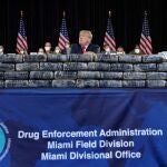 El presidente de EE UU, Donald Trump, detrás de la droga confiscada en el Comando del Sur en Doral, Florida