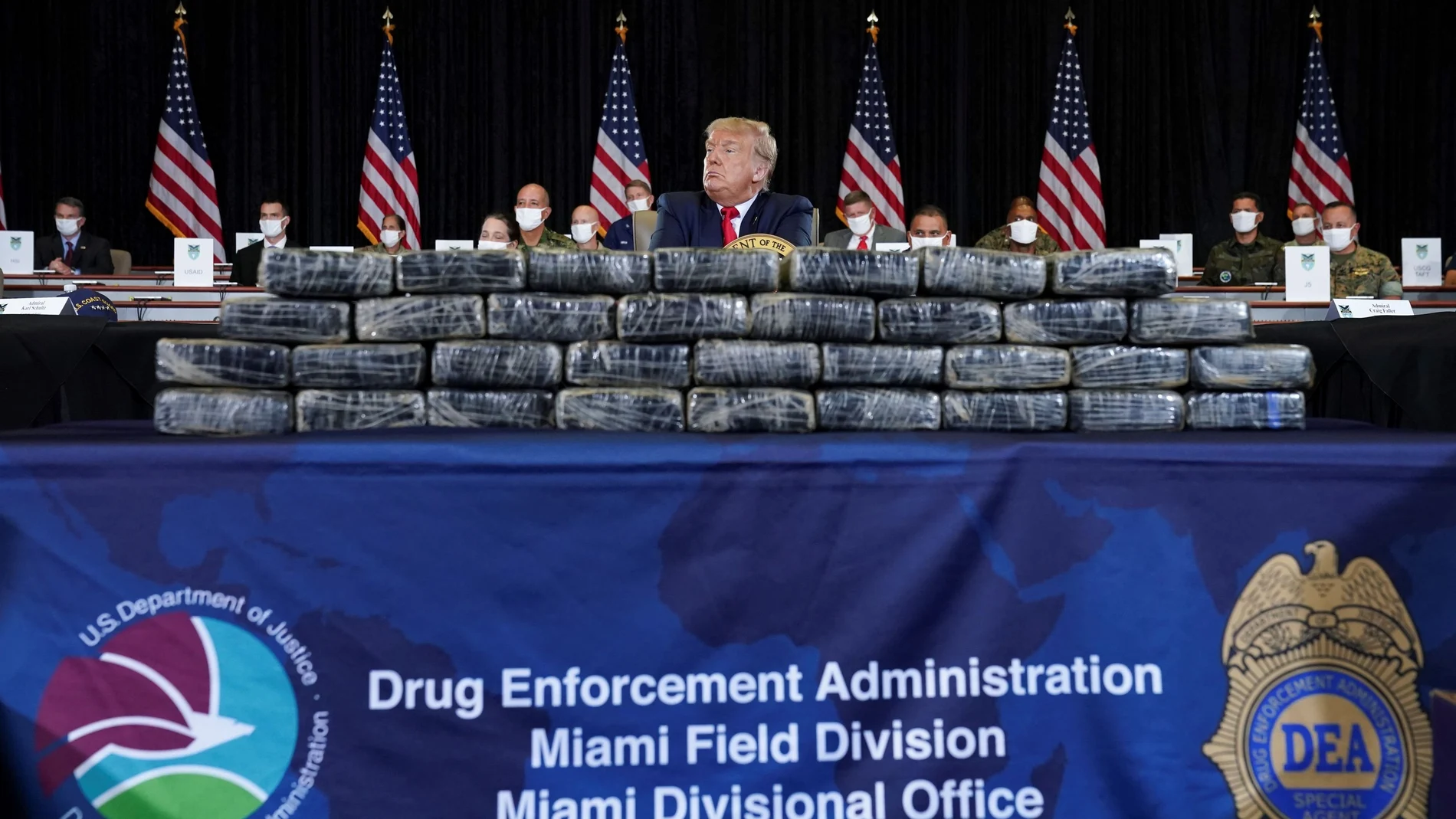 El presidente de EE UU, Donald Trump, detrás de la droga confiscada en el Comando del Sur en Doral, Florida