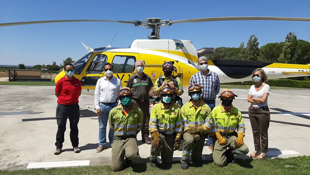 Cobos con personal del Helipuerto de Quintanilla.JCYL10/07/2020