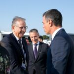 El cónsul general de España en Bayona, Álvaro Alabart, saluda al presidente Sánchez cuando éste llegó a Biarrtiz para la cumbre del G7 el 24 de agosto de 2019
