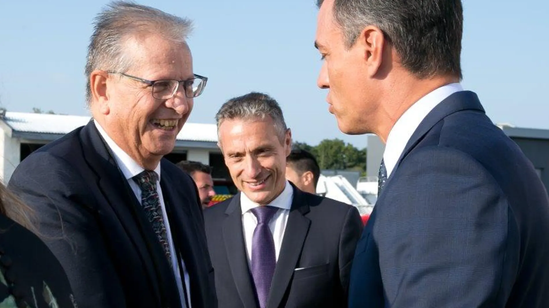 El cónsul general de España en Bayona, Álvaro Alabart, saluda al presidente Sánchez cuando éste llegó a Biarrtiz para la cumbre del G7 el 24 de agosto de 2019
