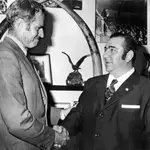 El productor de Ízaro Films, Julián Reyzabal (d), saluda al actor Charlton Heston, con motivo del próximo rodaje en España de la película &quot;Marco Antonio&quot;, dirigida por el actor estadounidense. (Sin fecha, hacia 1971). EFE/jgb