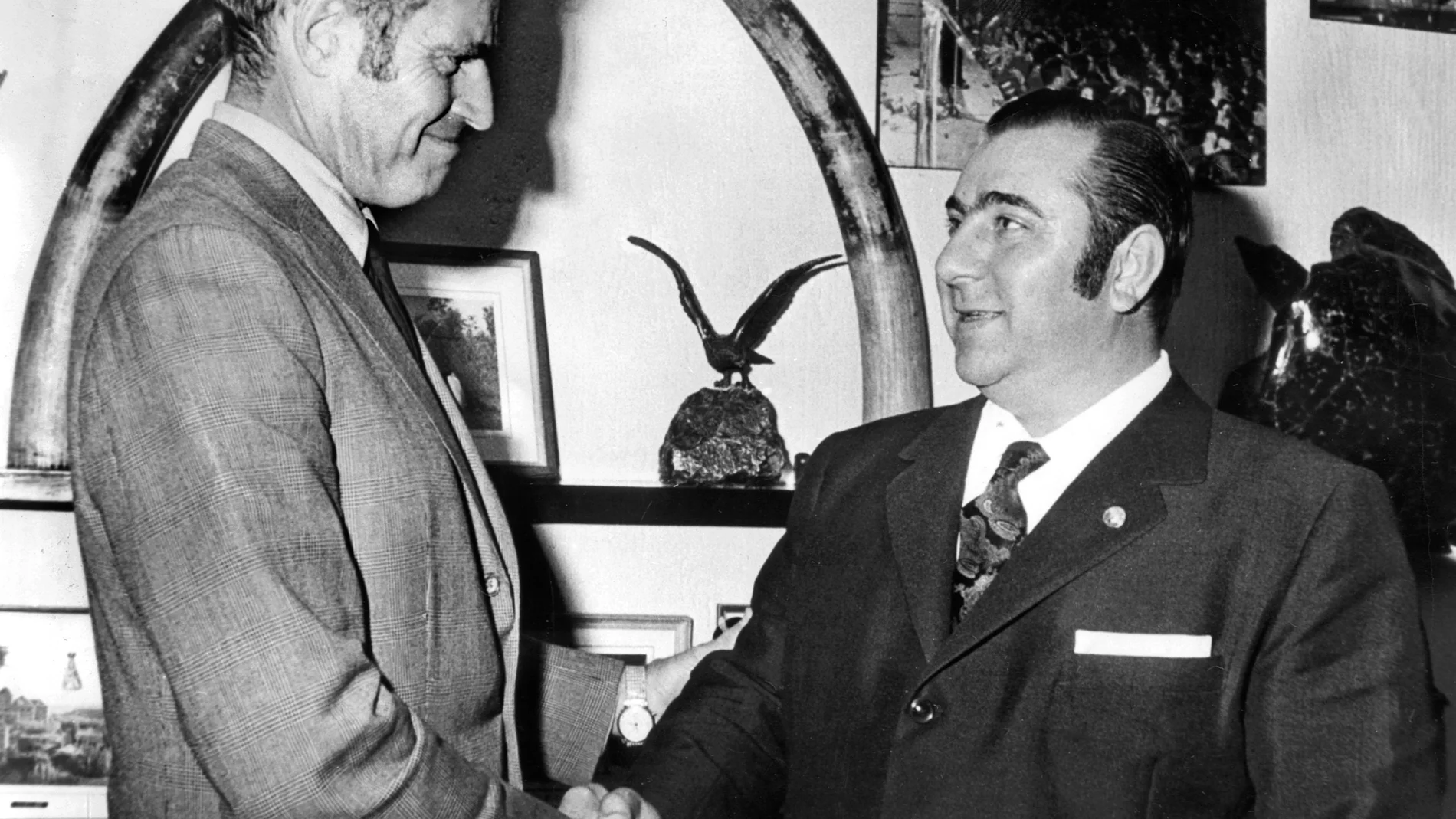 El productor de Ízaro Films, Julián Reyzabal (d), saluda al actor Charlton Heston, con motivo del próximo rodaje en España de la película "Marco Antonio", dirigida por el actor estadounidense. (Sin fecha, hacia 1971). EFE/jgb
