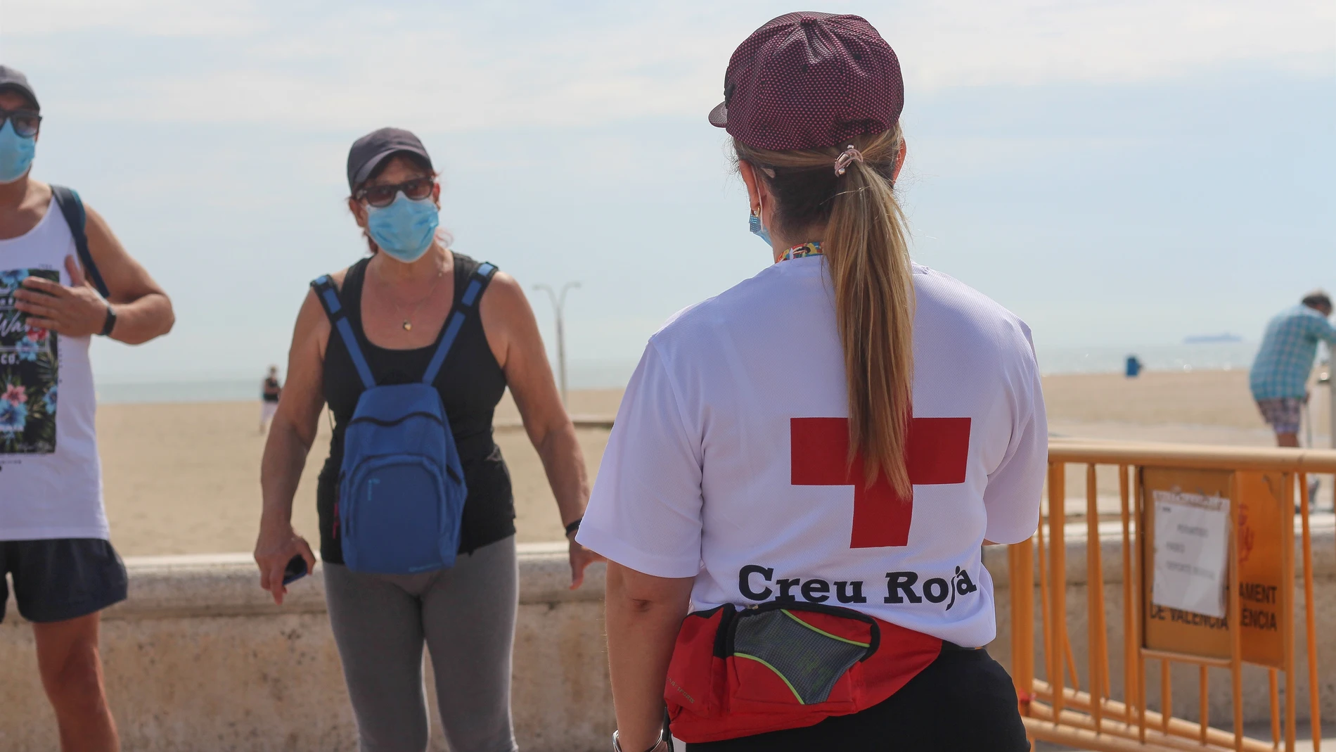 Los 500 socorristas de Cruz Roja que vigilan las playas de la Comunitat Valenciana suman ya 88 rescates