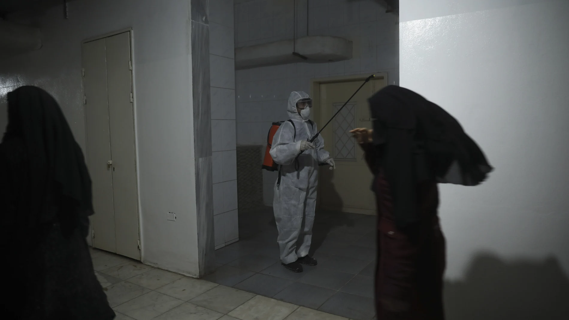 Imagen de archivo de un miembro de una asociación humanitaria desinfectando dentro del hospital Ibn Sina en Idlib, Siria.