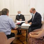 El presidente de la Diputación de Segovia, Miguel Ángel de Vicente, y el obispo César Franco suscriben el acuerdo