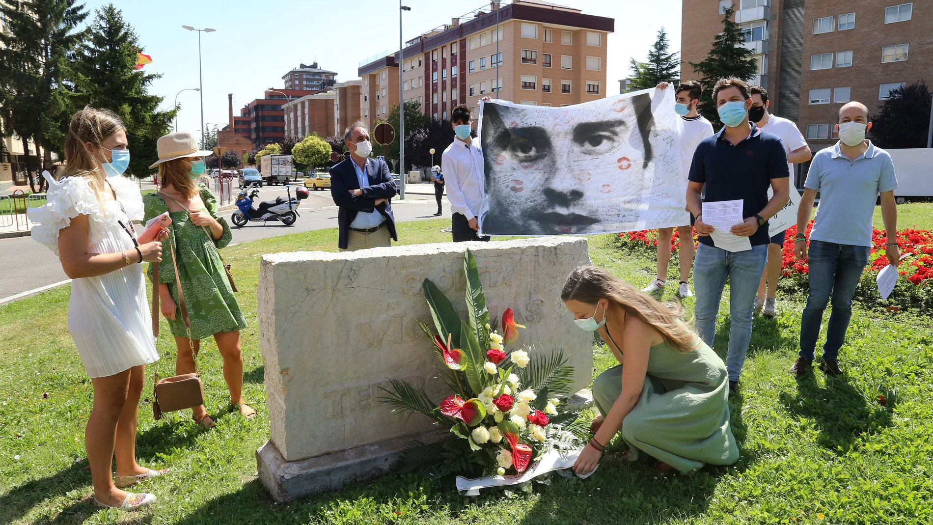 Nuevas Generaciones del Partido Popular de Palencia recuerda los 23 años del asesinato de Miguel Ángel Blanco a manos de la banda terrorista ETA en la glorieta'Victimas del Terrorismo' en Palencia