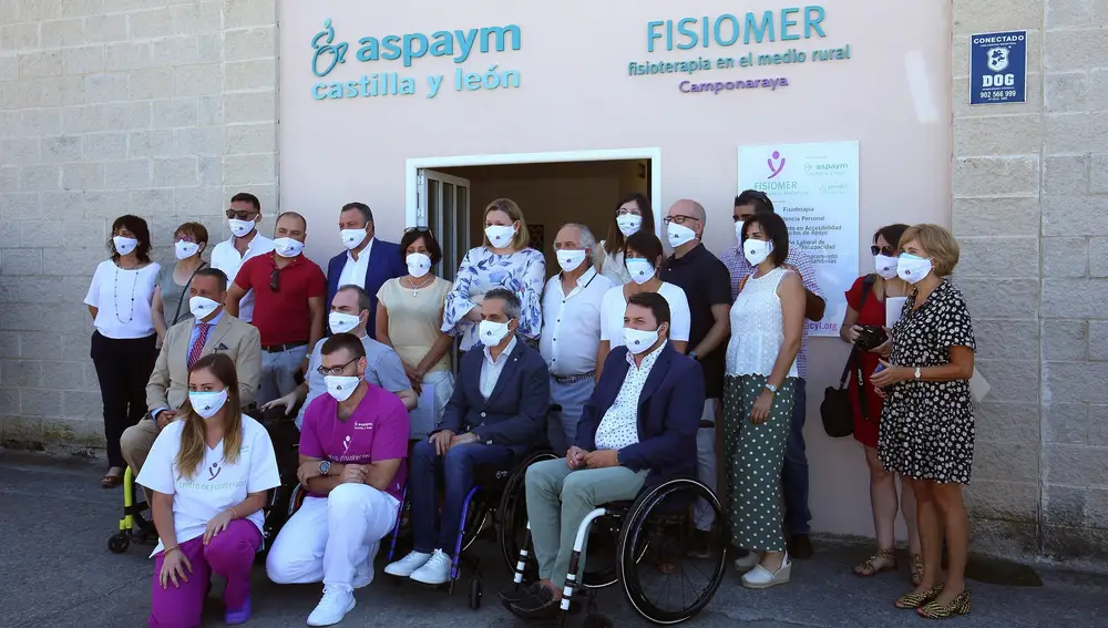 GRAF5735. PONFERRADA (LEÓN), 10/07/2020.- La consejera de Familia e Igualdad de Oportunidades, Isabel Blanco (c), ha inaugurado este viernes un nuevo centro de fisioterapia en el medio rural (fisiomer) y la sede de la Asociación de Parapléjicos y Grandes Minusválidos Físicos (Aspaym) Bierzo en Camponaraya (León). EFE/Ana F. Barredo