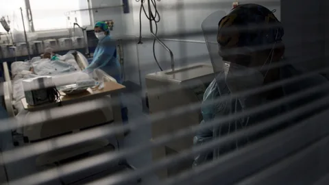 Personal sanitario atiende a un paciente afectado por la COVID-19, el 2 de julio de 2020, en la Unidad de Cuidados Intensivos del Hospital Clínico de la Universidad de Chile, en Santiago (Chile).
