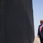 Donald Trump llegó a la Casa Blanca con un discurso marcadamente anti inmigración. En la imagen, visitando una parte del muro con México en San Luis (Arizona)