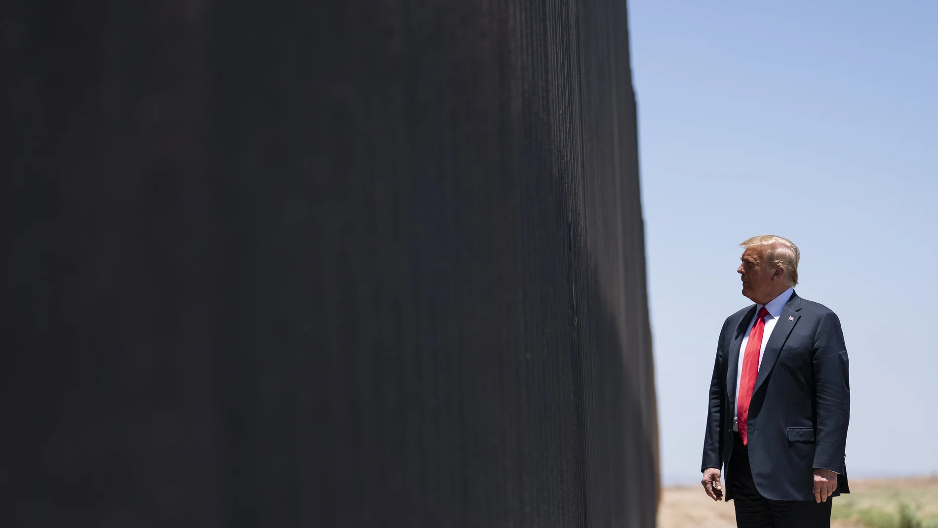 Donald Trump llegó a la Casa Blanca con un discurso marcadamente anti inmigración. En la imagen, visitando una parte del muro con México en San Luis (Arizona)
