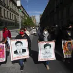 Familiares de los jóvenes asesinados en Iguala se volvieron a manifestar para pedir a López Obrador que se sepa la verdad