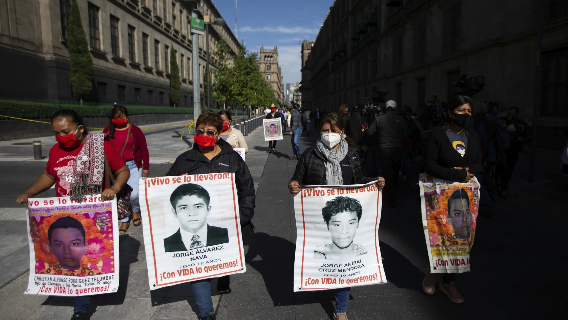 Familiares de los jóvenes asesinados en Iguala se volvieron a manifestar para pedir a López Obrador que se sepa la verdad
