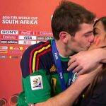 Casillas besa a Sara Carbonero después de ganar el Mundial