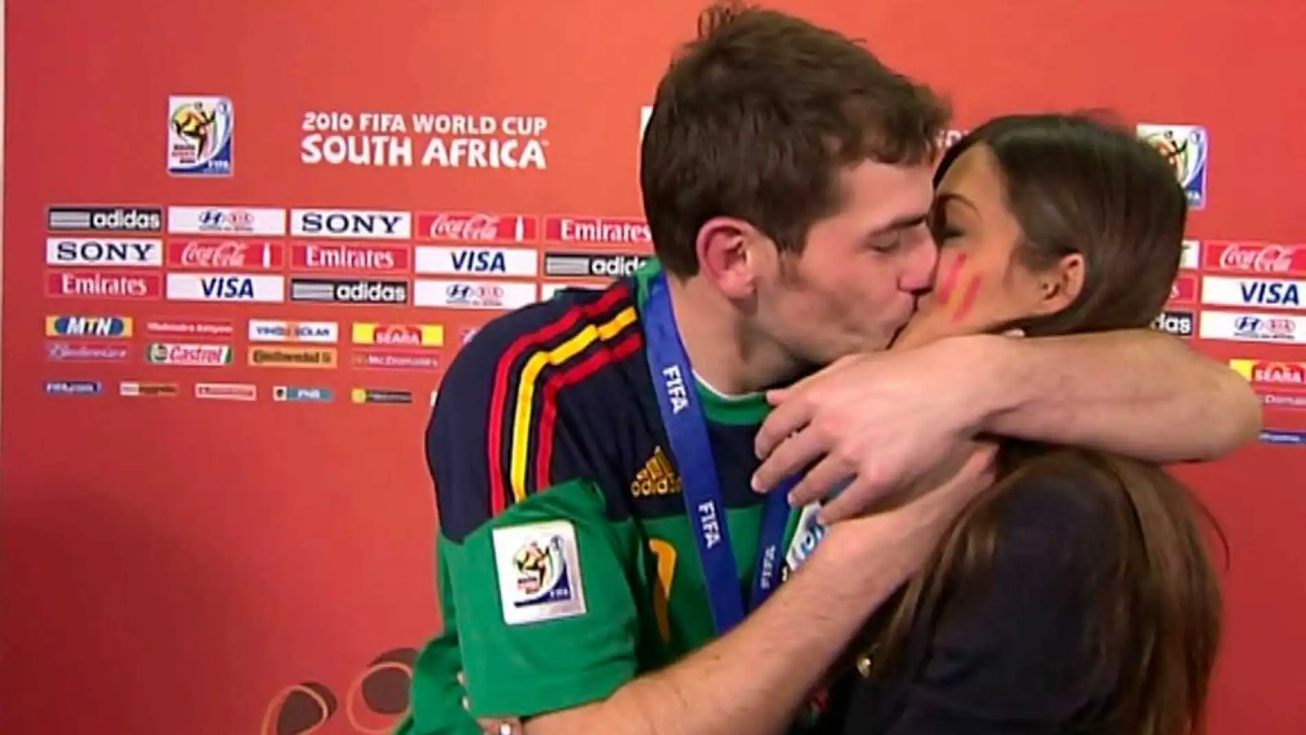 Casillas besa a Sara Carbonero después de ganar el Mundial