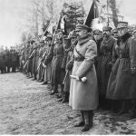 El mariscal polaco Józef Piłsudski al frente de sus tropas