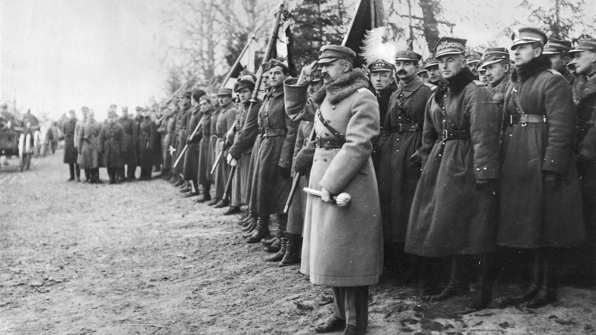 El mariscal polaco Józef Piłsudski al frente de sus tropas