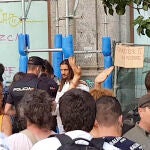 Manifestantes antivacunas rodean a la Policía Nacional en la Plaza del Callao de Madrid