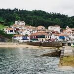 En este puerto desembarcó Carlos V durante su primera visita a España, obligado a interrumpir su viaje por una tormenta.
