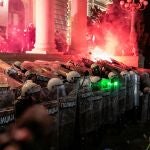 La Policía serbia protege el Parlamento de los ataques de los manifestantes en Belgrado